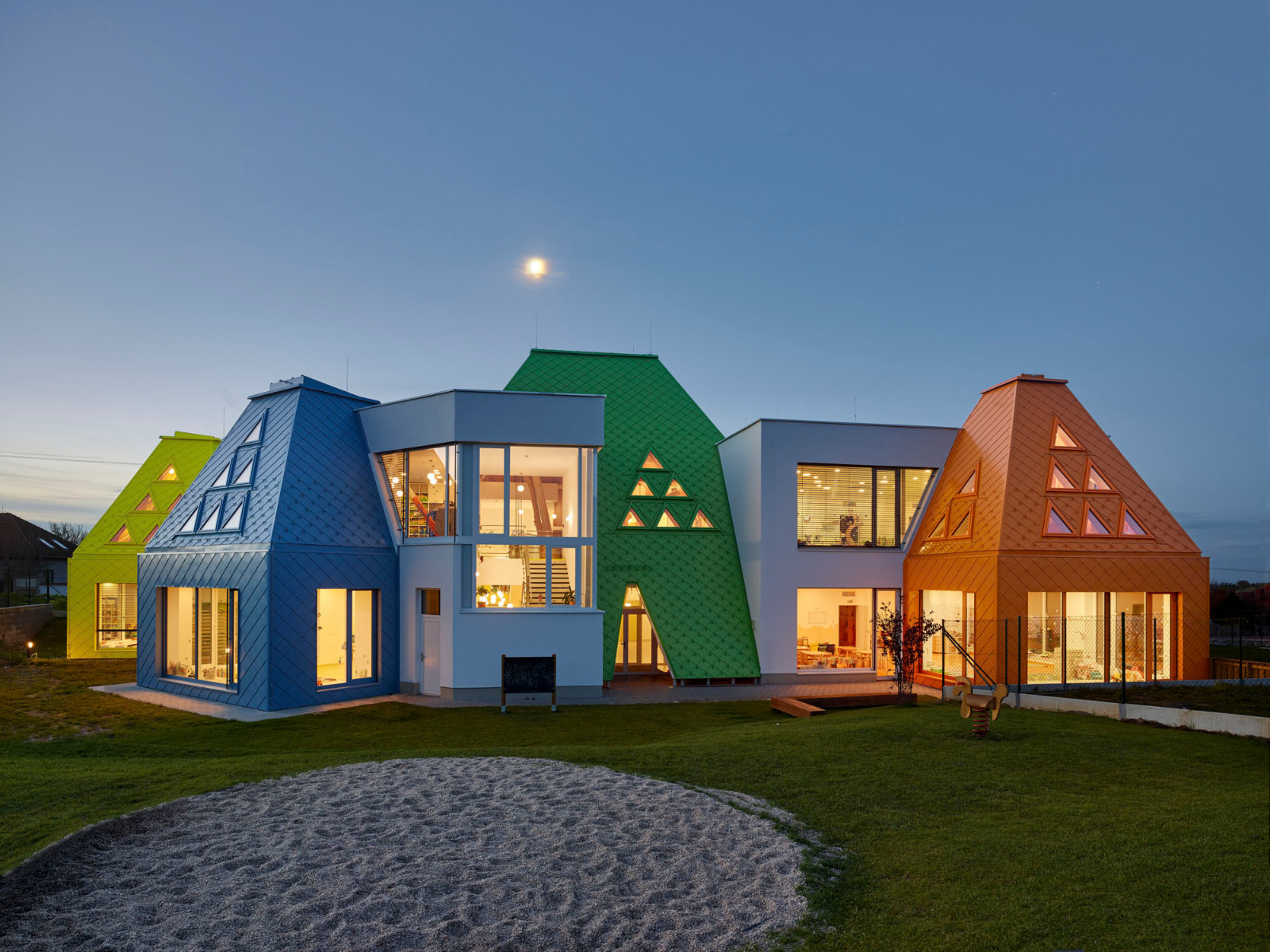 https://detail-cdn.s3.eu-central-1.amazonaws.com/media/catalog/product/0/1/01-kindergarten-tschechien-architektura.jpg?width=437&height=582&store=de_en&image-type=image