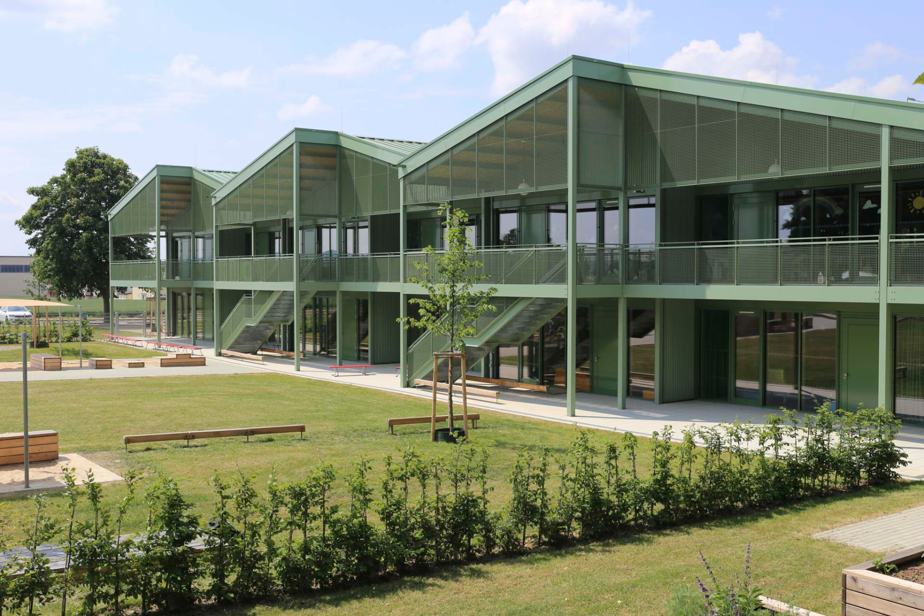 Durch einen leichten Versatz der einzelnen Dachflächen entstehen Vor- und Rücksprünge, die das Gebäude räumlich differenzieren. © Löser Lott Architekten