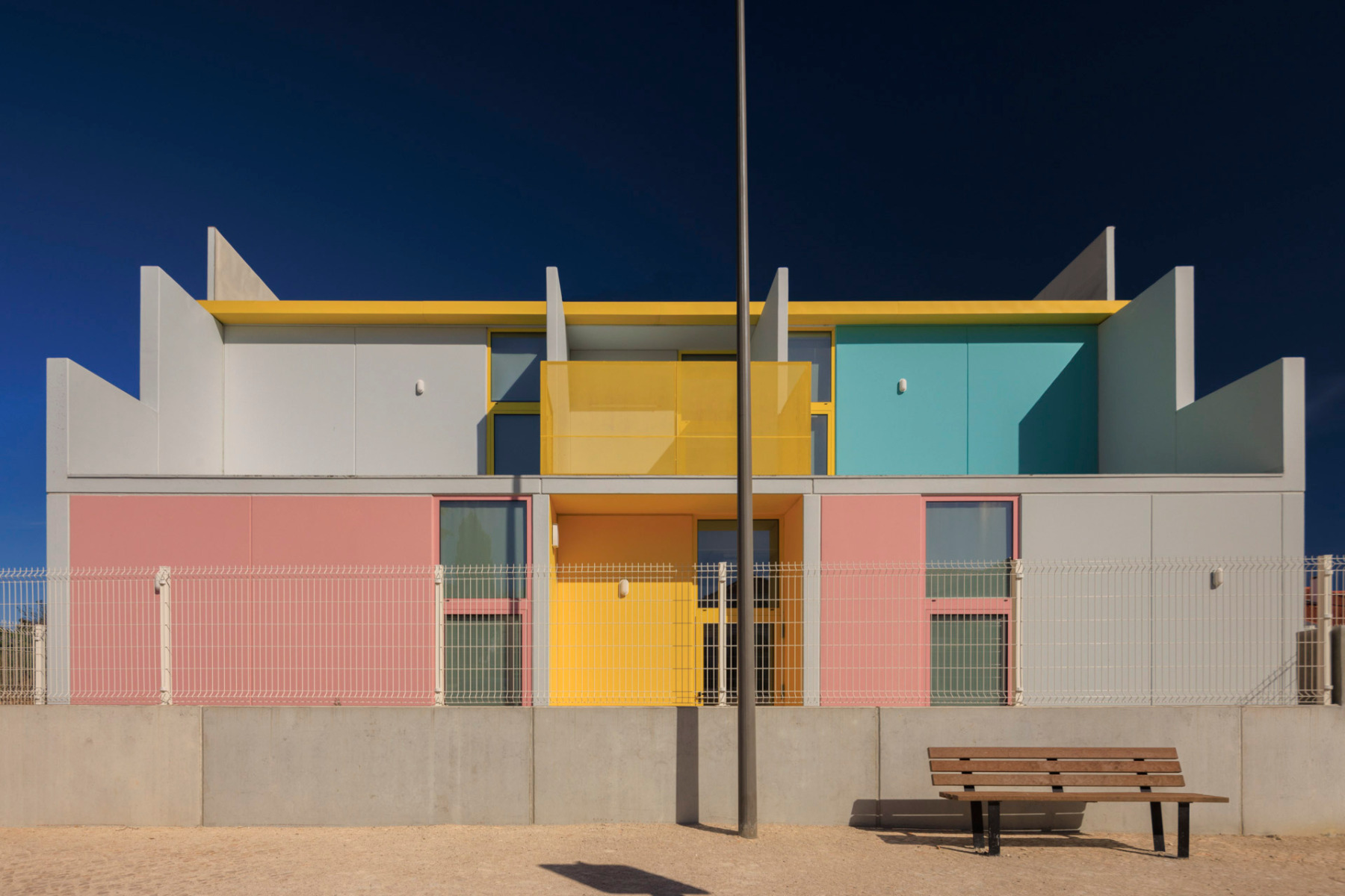 Die Kindertagesstätten als farbenfrohes modulares System, © Fernando Guerra