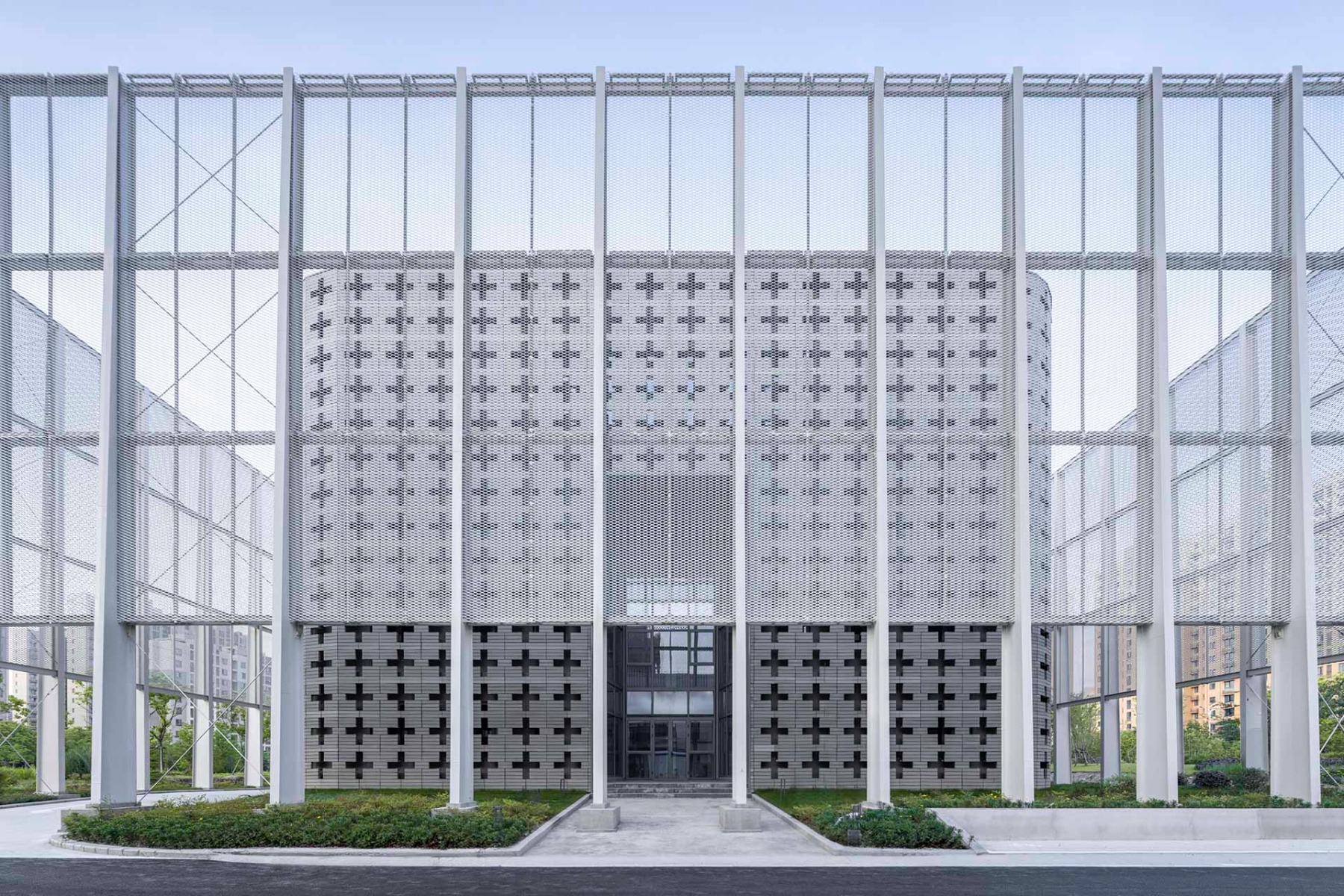 Mit Screens aus Streckmetall grenzt sich die Fengxian Qixian Jesus Church von der Straße ab. © CreatAR Images