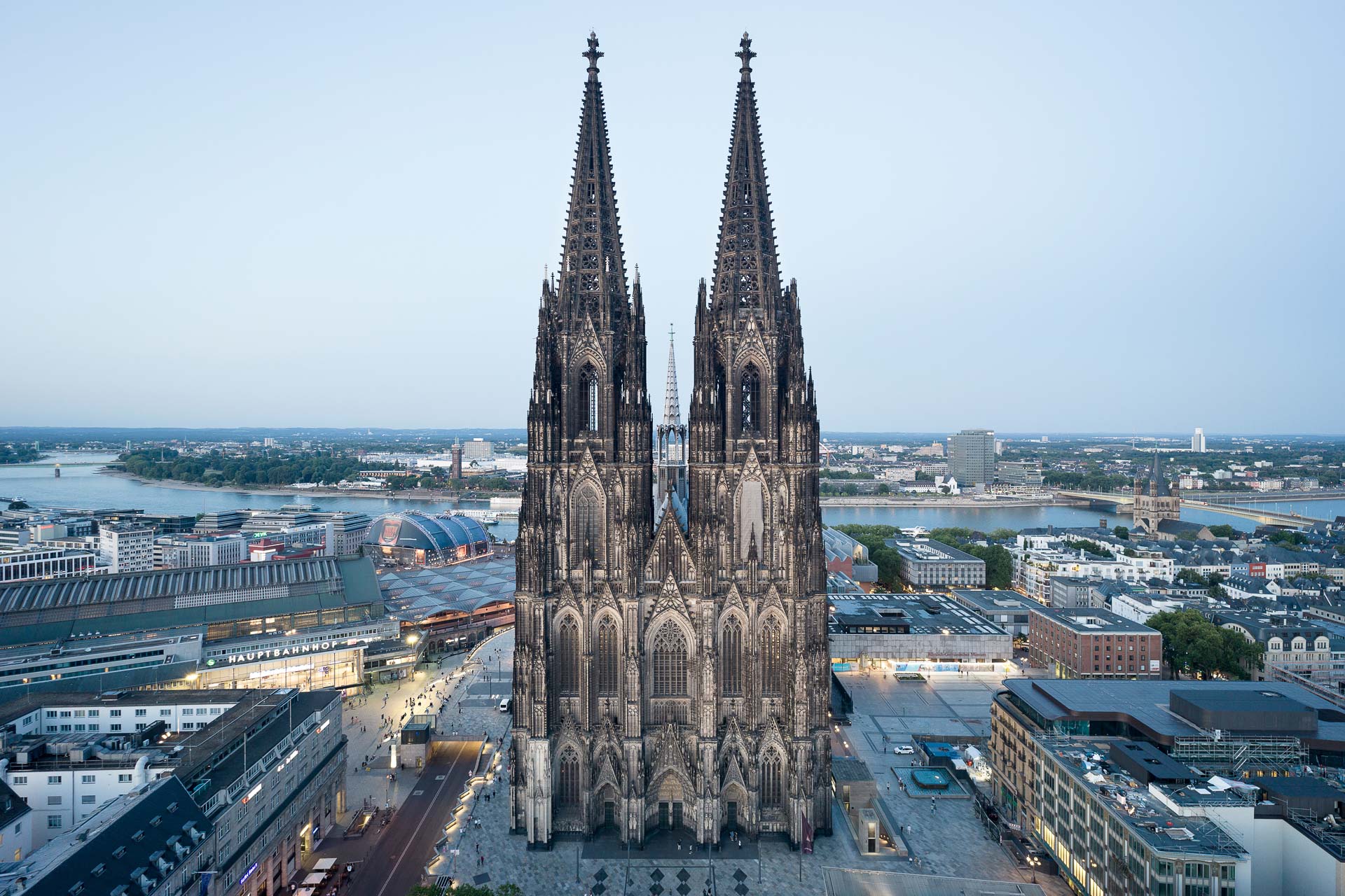 https://detail-cdn.s3.eu-central-1.amazonaws.com/media/catalog/product/0/1/01-led-beleuchtung-koelner-dom.jpg?width=437&height=582&store=de_de&image-type=image