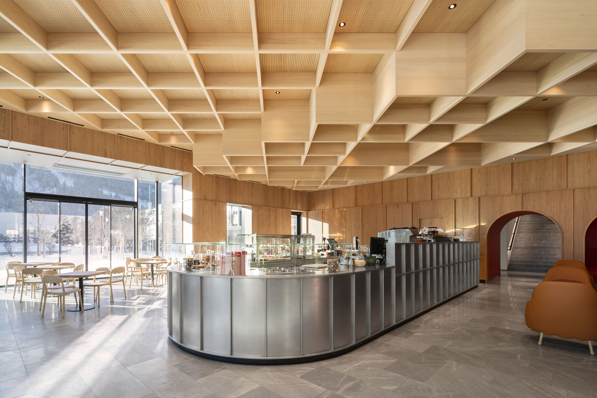 A&#x20;wooden&#x20;coffered&#x20;ceiling&#x20;connects&#x20;the&#x20;caf&#xE9;&#x20;and&#x20;shop.&#x20;&#xA9;&#x20;Marco&#x20;Cappelletti&#x20;