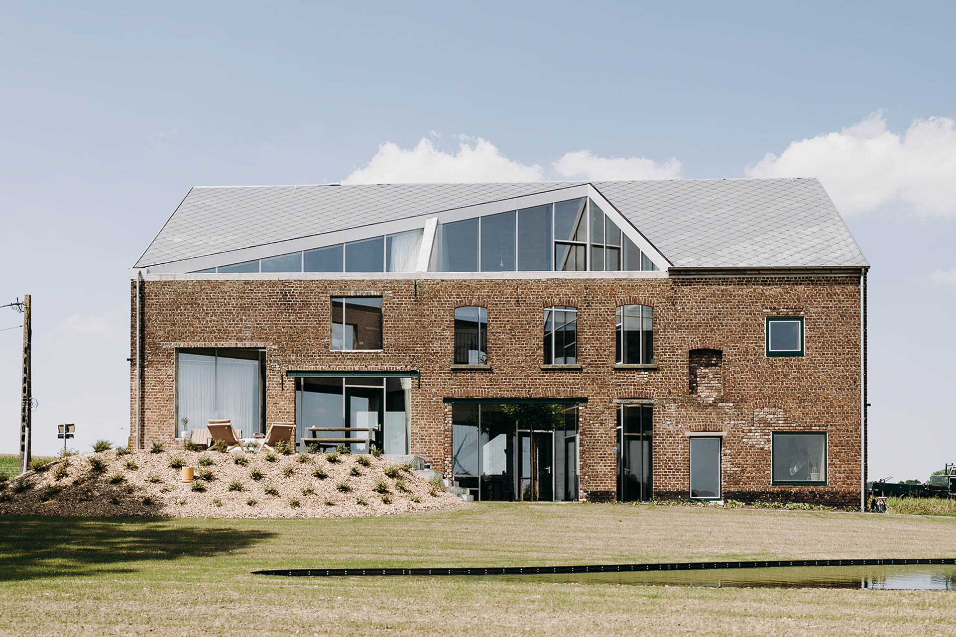 Ein&#x20;dreieckiger&#x20;Einschnitt&#x20;im&#x20;Dach&#x20;charakterisiert&#x20;das&#x20;Lyco&#x20;Haus&#x20;bei&#x20;Br&#xFC;ssel&#x20;von&#x20;Oyo&#x20;Architects.&#x20;&#xA9;&#x20;Karen&#x20;Van&#x20;der&#x20;Biest