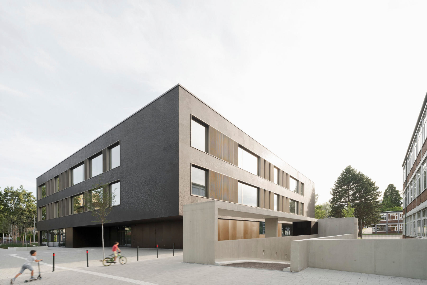 Von außen quadratisch, kompakt und klar strukturiert – im Inneren als Cluster-Schule gestaltet: die Maicklerschule in Fellbach bietet Platz für rund 400 Schüler. © Brigida González