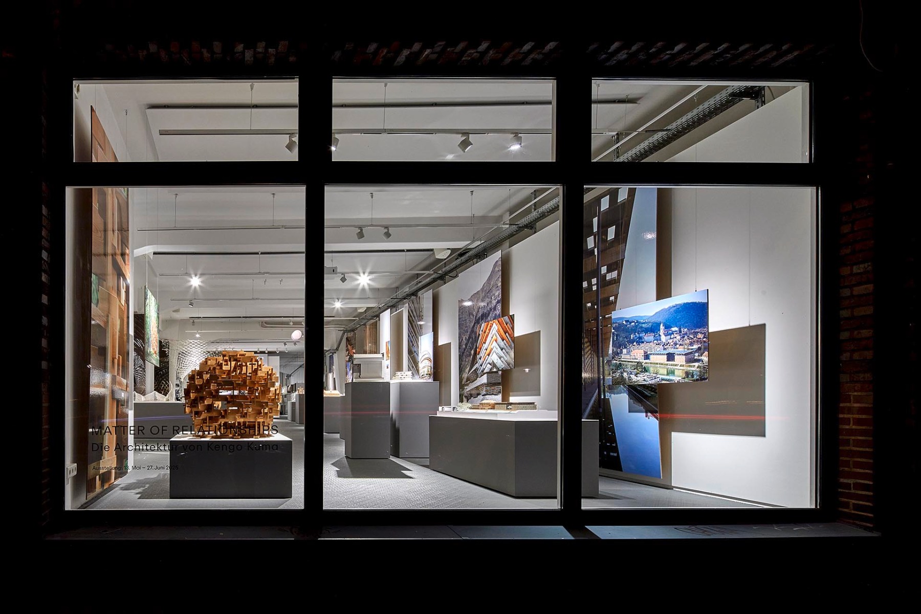 Blick&#x20;in&#x20;die&#x20;Ausstellung&#x20;im&#x20;Hamburger&#x20;ArchitekturSalon,&#x20;&#xA9;&#x20;Jochen&#x20;St&#xFC;ber&#x20;