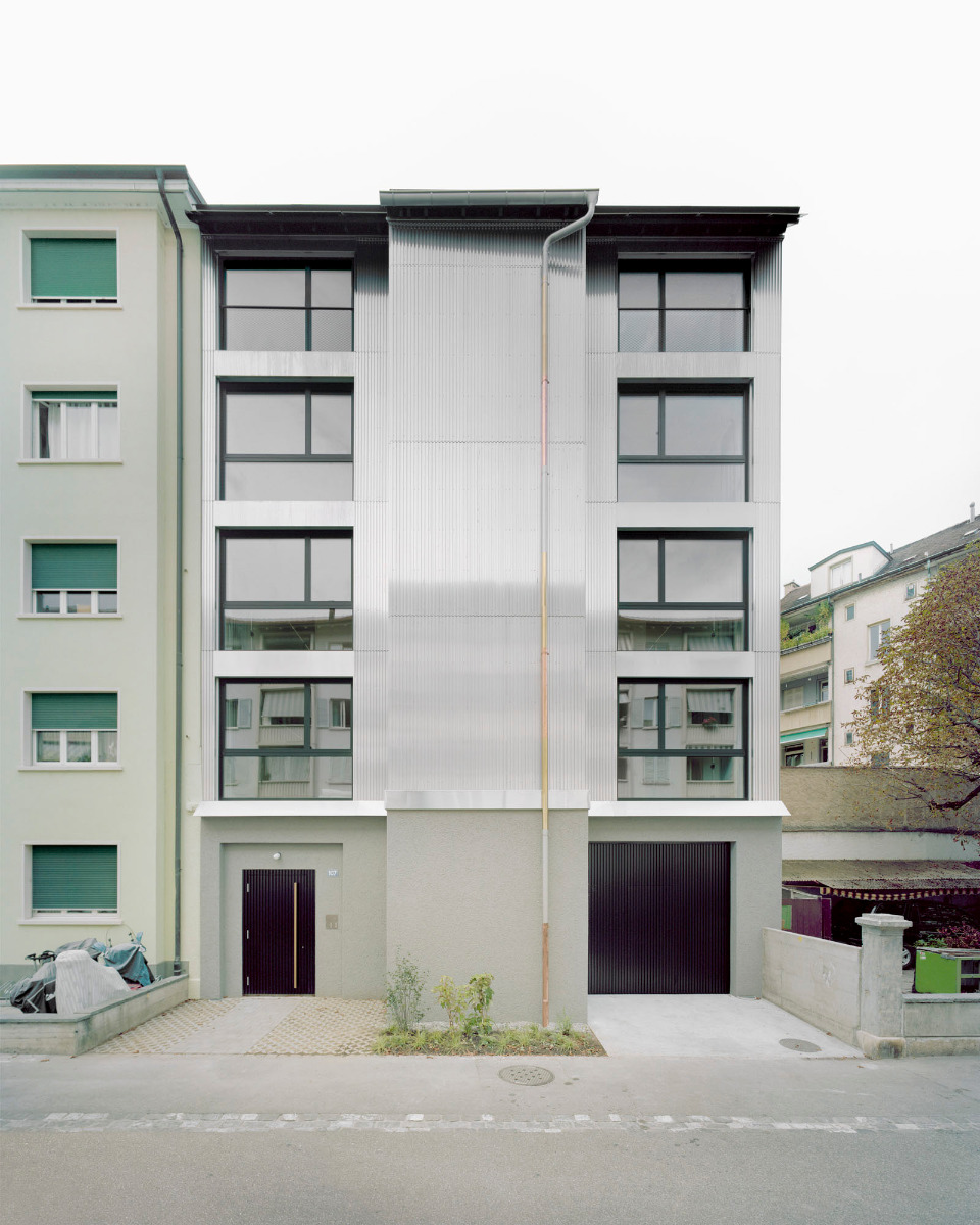 https://detail-cdn.s3.eu-central-1.amazonaws.com/media/catalog/product/0/1/01-mehrfamilienhaus-lukas-raeber-architekten-basel.jpg?width=437&height=582&store=de_en&image-type=image