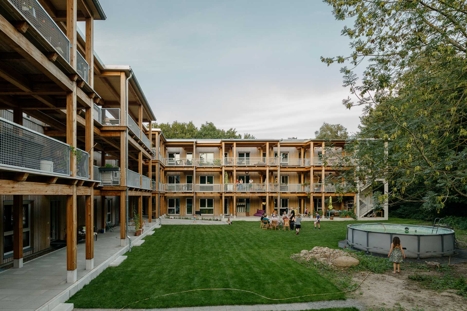 Der Gemeinschaftsgarten bildet den sozialen Mittelpunkt der Wohnanlage. © Jakob Boerner