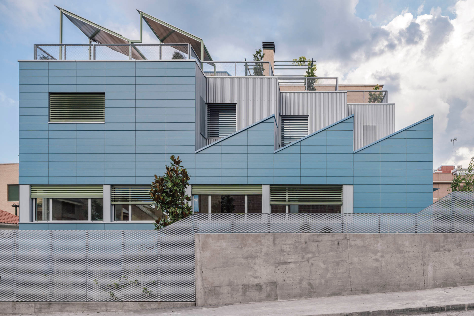 Wie aus vielen verschiedenen Volumina und Materialien harmonisch zusammengesetzt erscheint das Mehrgenerationenhaus in Madrid. © Imagen Subliminal