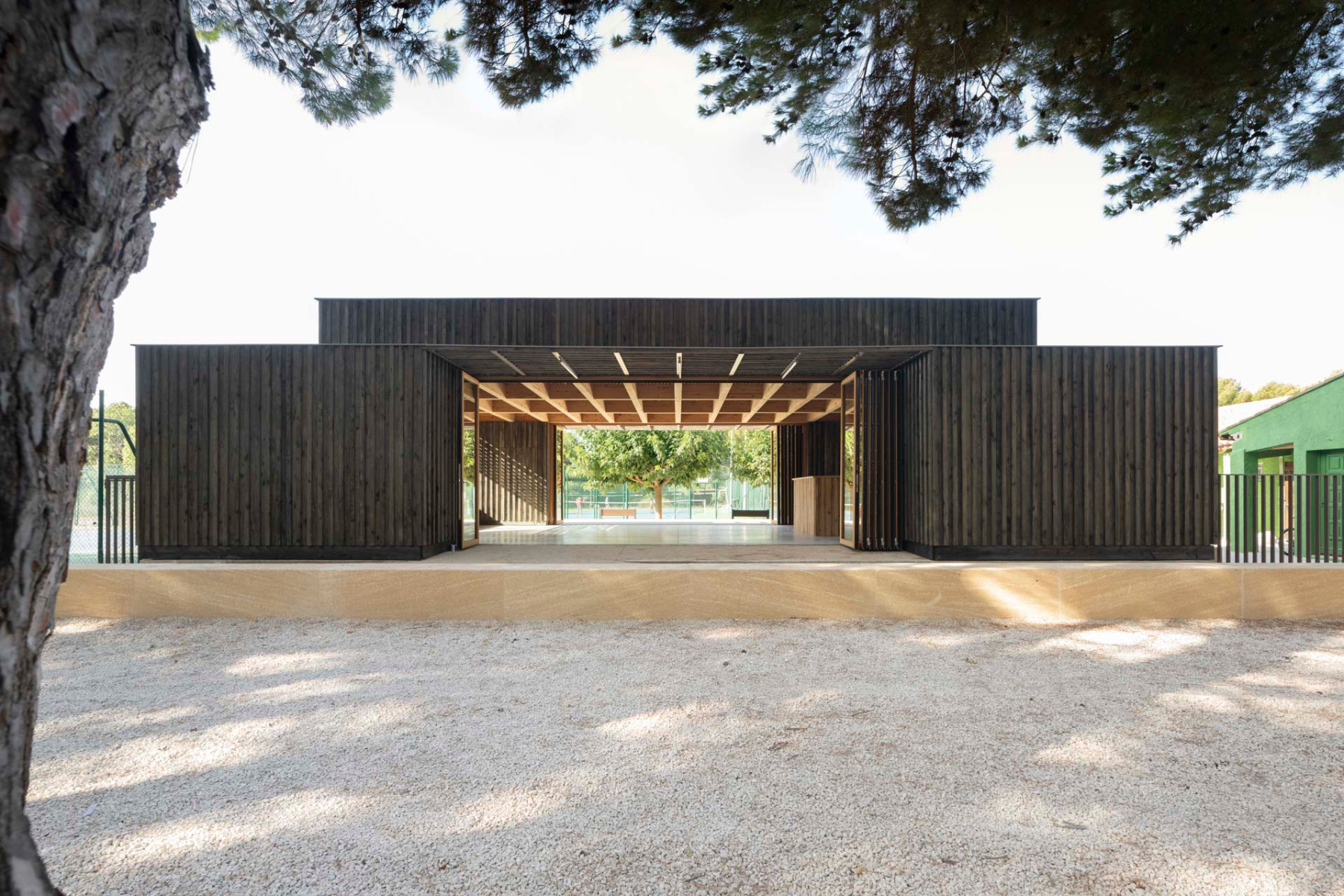 The new multifunctional hall in Coudoux opens on its longer sides. &copy; Florence Vesval