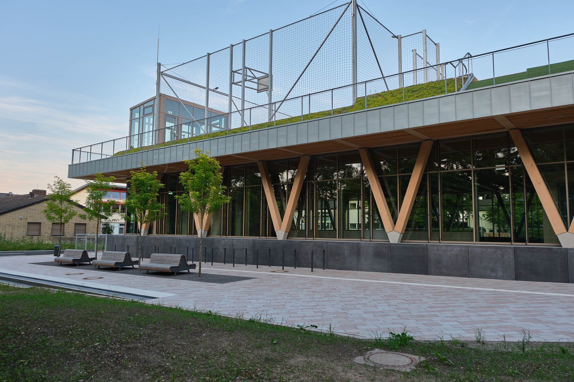 Auf&#x20;dem&#x20;begehbaren&#x20;Flachdach&#x20;der&#x20;Multifunktionshalle&#x20;in&#x20;Alfter,&#x20;entworfen&#x20;von&#x20;K&#xF6;nigs&#x20;Architekten,&#x20;K&#xF6;ln,&#x20;finden&#x20;sich&#x20;ein&#x20;Ballsportfeld&#x20;sowie&#x20;Spiel-,&#x20;Fitness-&#x20;und&#x20;Erholungsfl&#xE4;chen.&#x20;&#xA9;&#x20;alwitra&#x20;&#x2F;&#x20;Sven-Erik&#x20;Tornow