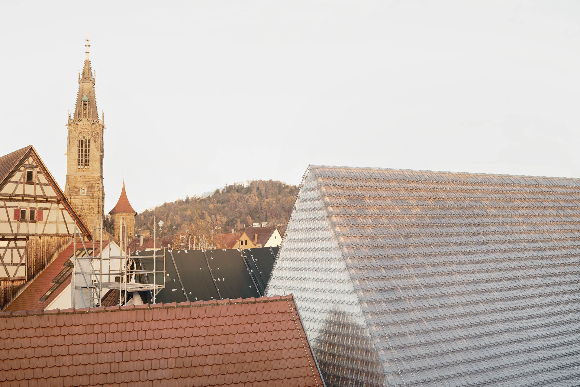 Biberschwanzziegel sind in Reutlingen allgegenw&auml;rtig. Der Museumsneubau ist von First bis Sockel in eine gl&auml;serne Variante davon geh&uuml;llt. &copy; Brigida Gonz&aacute;lez 