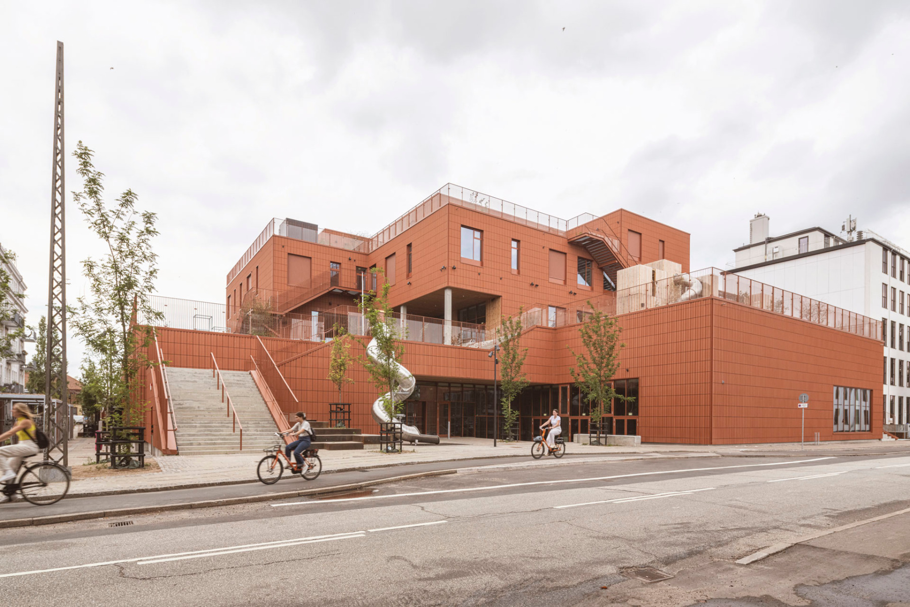 Über fünf Etagen staffelt sich der Baukörper der Nordøstamager-Schule zur Straße hinunter. Die Fassaden sind einheitlich mit Keramikplatten verkleidet. © Niels Nygaard
