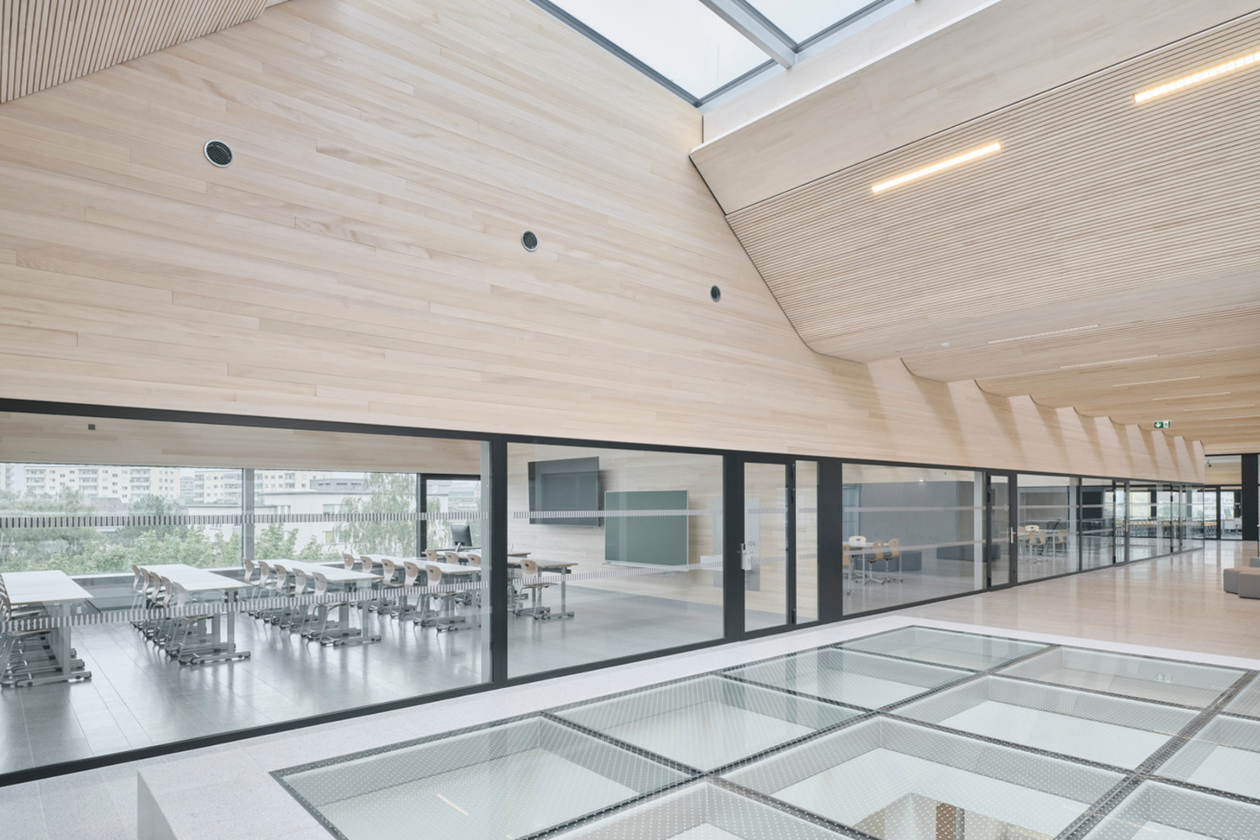 https://detail-cdn.s3.eu-central-1.amazonaws.com/media/catalog/product/0/1/01-oberschule-htl-bau-und-design-innsbruck-ao-architekten.jpg?width=437&height=582&store=de_en&image-type=image