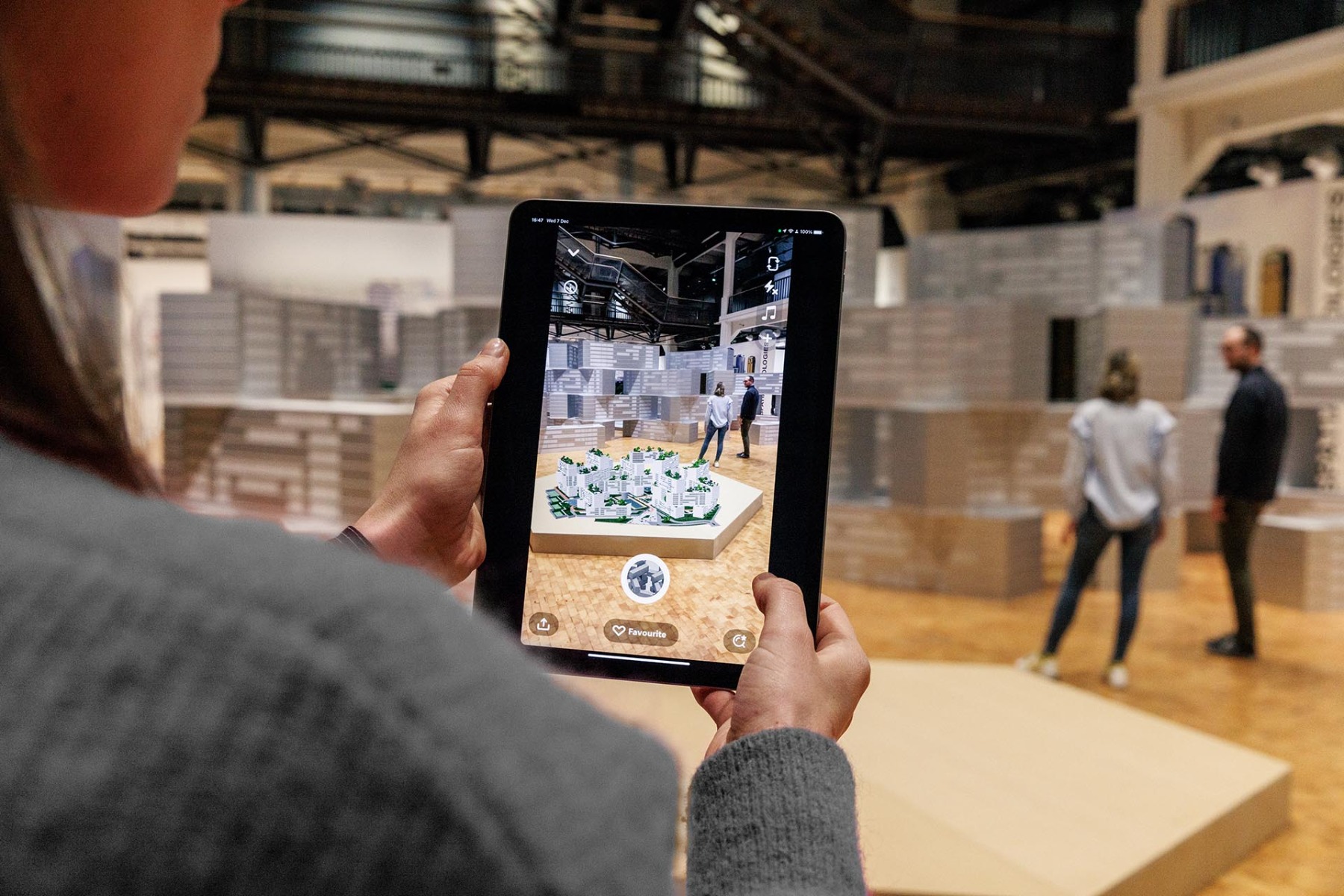 AR Experience in der Ausstellung Ole Scheeren: Spaces of life im ZKM, Karlsruhe. © ZKM | Zentrum für Kunst und
Medien Karlsruhe. Foto: Felix Grünschloß