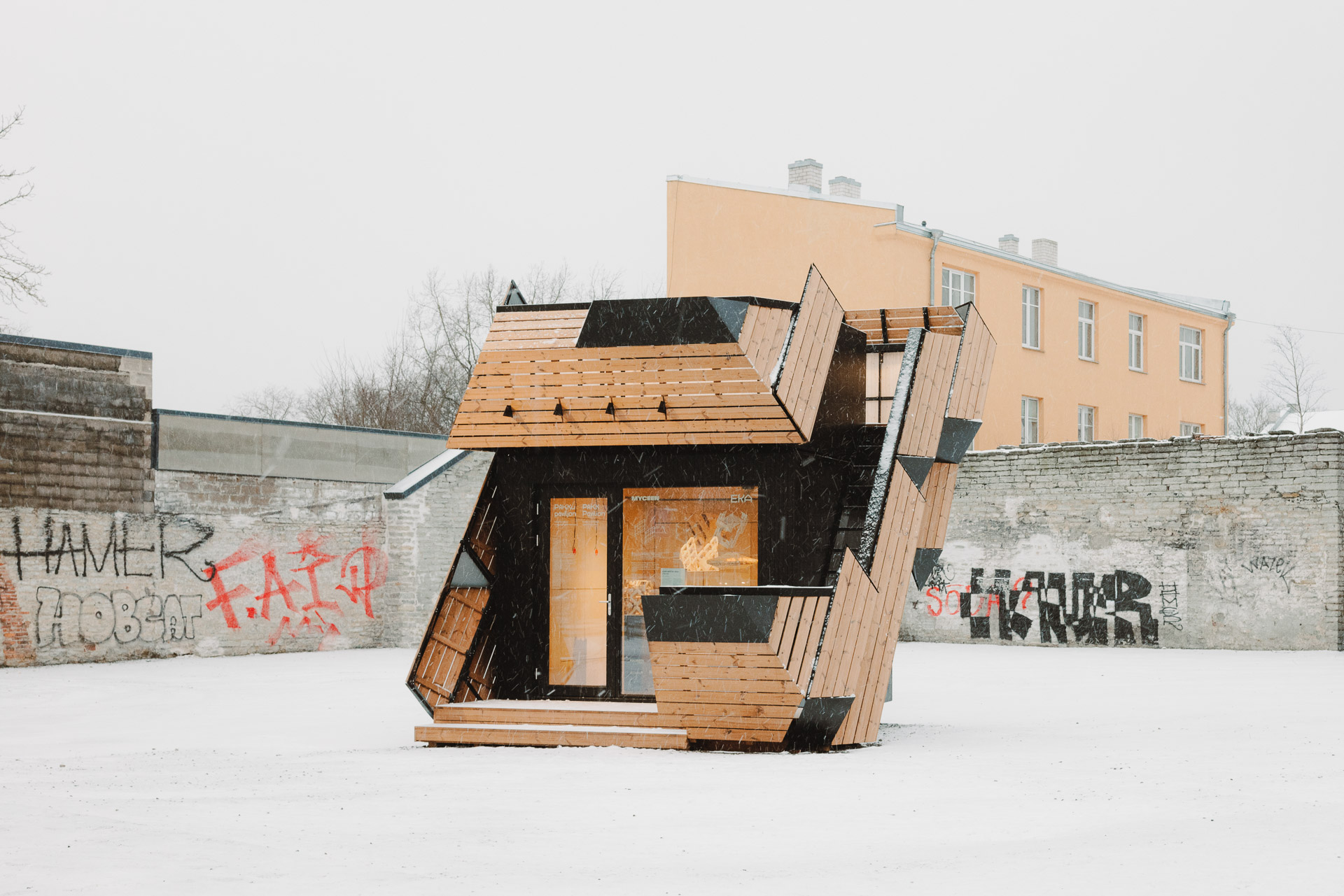 Der&#x20;PAKK-Pavillon&#x20;des&#x20;Estonian&#x20;Academy&#x20;of&#x20;Arts&#x2019;&#x20;Timber&#x20;Architecture&#x20;Research&#x20;Centers&#x20;erforscht&#x20;Baumaterialien,&#x20;strukturelle&#x20;Systeme&#x20;und&#x20;Prototypen&#x20;von&#x20;Fassadensystemen.&#x20;&#xA9;&#x20;T&#xF5;nu&#x20;Tunnel