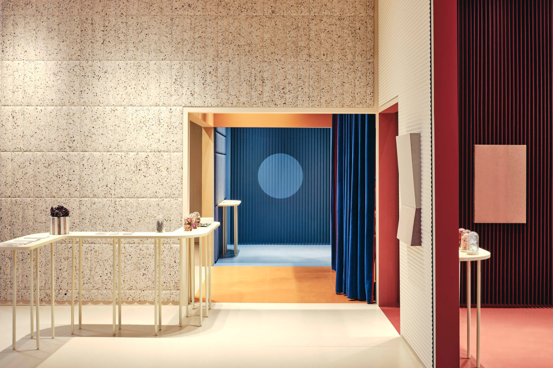 Slalom schaffte auf der Orgatec 2024 eine Erlebnisreise durch fünf Räume, die Besucher durften in jedem Raum die Materialien berühren und entdecken. Auch die neuen Kollektionen bestehend aus Bloom und Woody wurden präsentiert. © Gianluca Bellomo