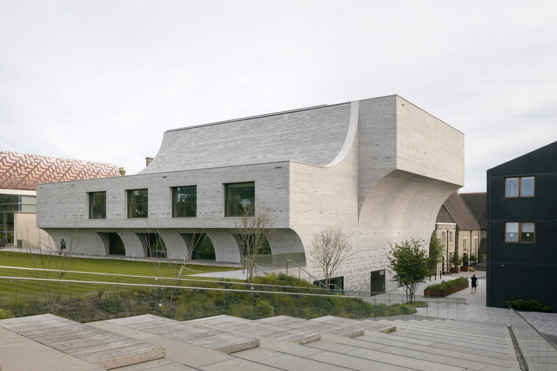 The sculptural structure is clad in a dress of hand-cut grey Seeton bricks. © Stijn Bollaert