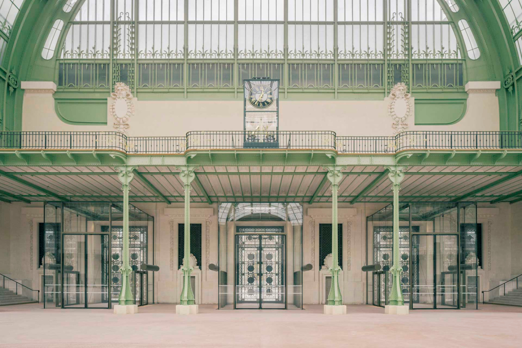 https://detail-cdn.s3.eu-central-1.amazonaws.com/media/catalog/product/0/1/01-restaurierung-grand-palais-paris-chatillon-architectes.jpg?width=437&height=582&store=de_de&image-type=image