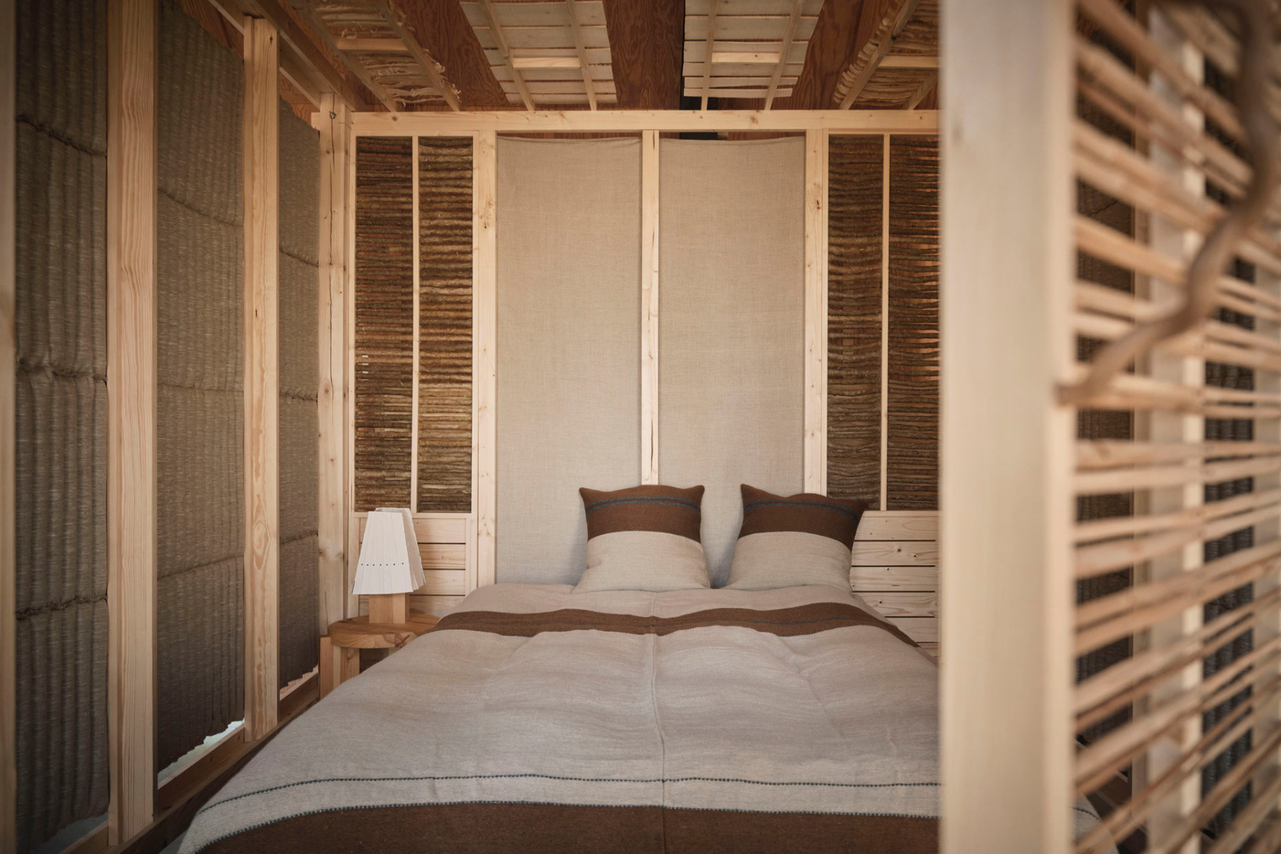 Sara Martinsen bietet ihren Rooted Potential Pavillon als Übernachtungsmöglichkeit für Gäste in ihrem Sommerhaus in der Nähe von Kopenhagen an. © Kristian Holm