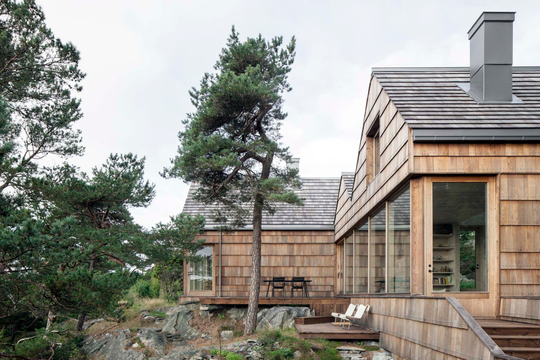 Mit der schon leicht vergrauten Eichenholzhülle fügt sich das Wochenendhaus harmonisch in die Felsenlandschaft am Skagerrak ein. © Johan Dehlin