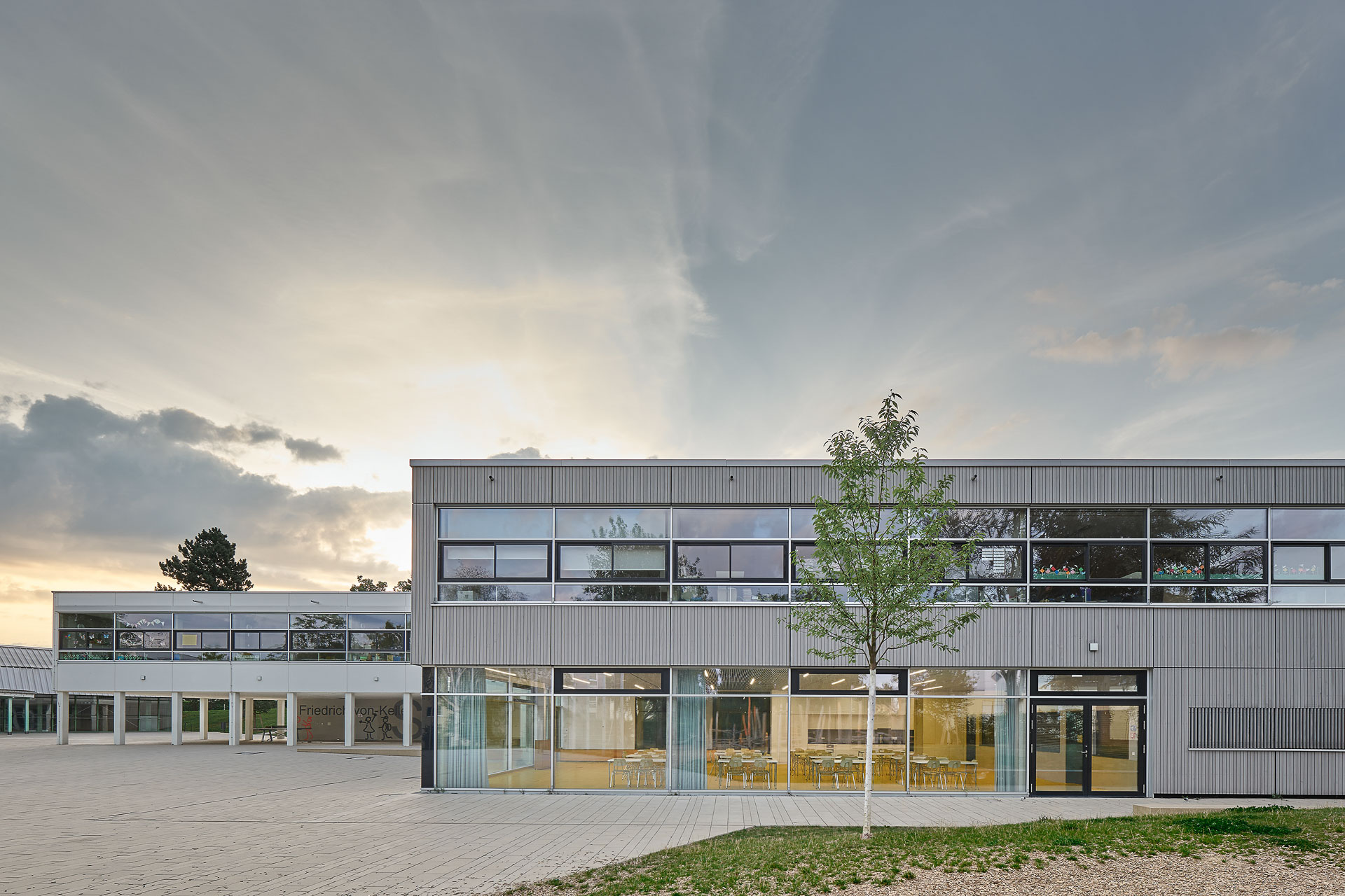 Ein neuer Anbau erweitert die sanierte Grundschule um eine Mensa, eine Bibliothek und Klassenräume. © Zooey Braun
