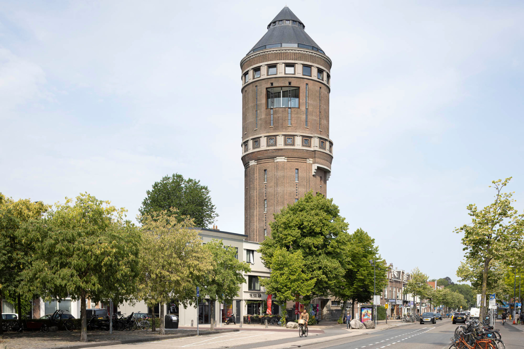 https://detail-cdn.s3.eu-central-1.amazonaws.com/media/catalog/product/0/1/01-sanierter-wasserturm-utrecht-zecc-architecten.jpg?width=437&height=582&store=de_en&image-type=image