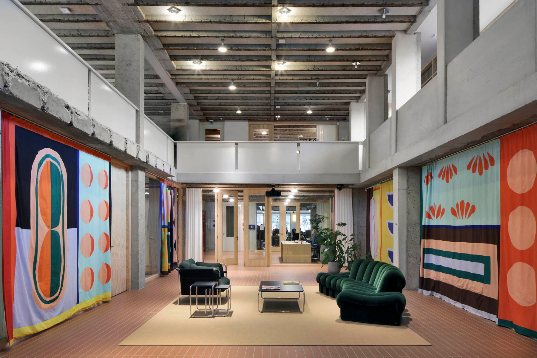 Roher&#x20;Beton&#x20;und&#x20;farbige&#x20;Vorh&#xE4;nge&#x20;pr&#xE4;gen&#x20;das&#x20;Foyer.&#x20;Erg&#xE4;nzt&#x20;wird&#x20;die&#x20;Sitzgruppe&#x20;durch&#x20;die&#x20;Satztische&#x20;B&#x20;9&#x20;und&#x20;B&#x20;20&#x20;von&#x20;Thonet.&#x20;&#xA9;&#x20;Filip&#x20;Dujardin