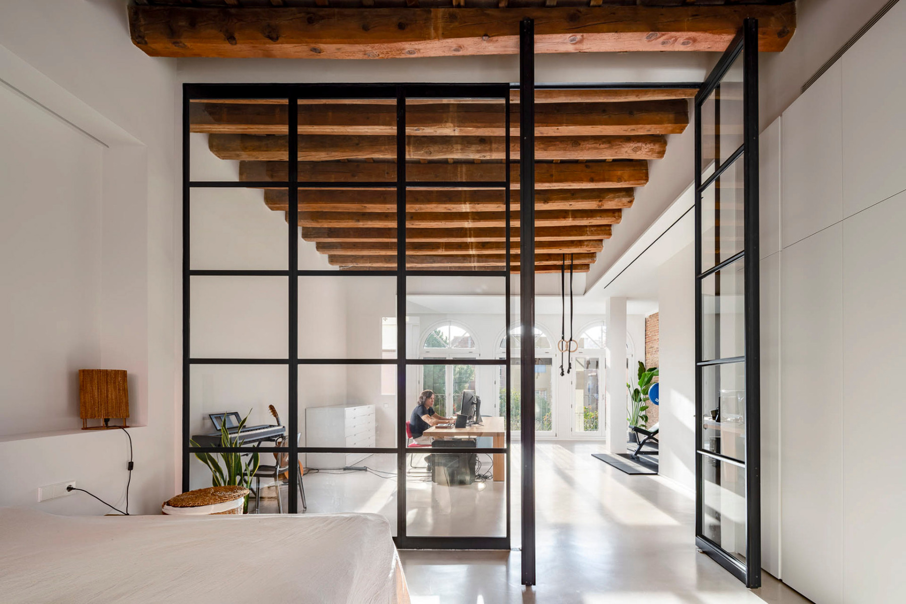 Im zweiten Obergeschoss ist ein fast 50 m2 großes Studio untergebracht. © Simón García | arqfoto