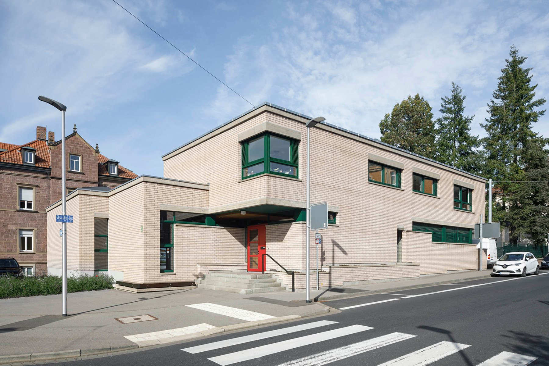 Der zweigeschossige Stahlbetonskelettbau mit der prägnanten Kalksandsteinfassade beherbergte einst das evangelische Gemeindezentrum. © Stefan Meyer / KS-Original
