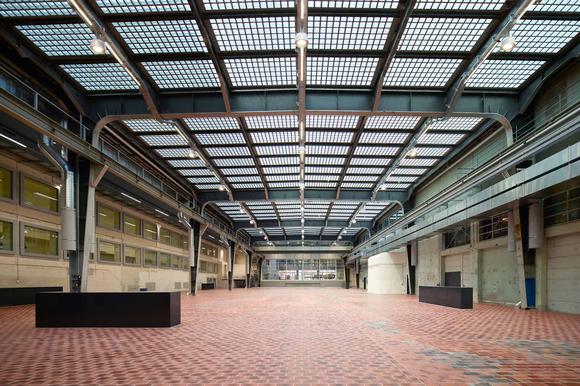 Die rund 30 x 60 m gro&szlig;e Halle ist das Herz des Maschinenlaboratoriums der ETH Z&uuml;rich. Fr&uuml;her wurden hier Turbinen getestet, heute bewegen sich Roboter durch die Halle. &copy; Luca Zanier