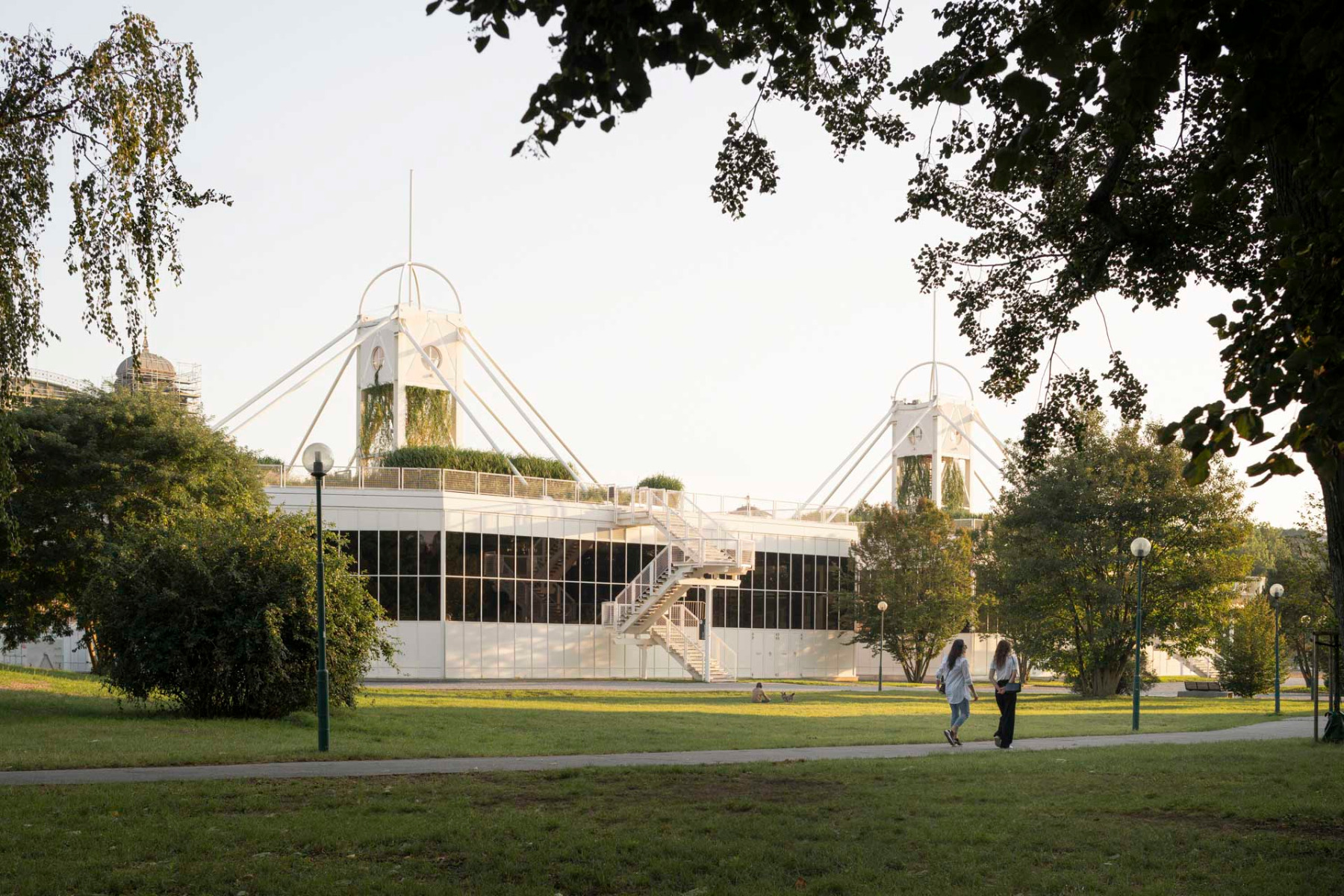 1991 entstanden die Křižík-Pavillons auf dem Prager Messegelände nach einem Entwurf des Architekten Michal Brix. Jetzt wurden sie saniert. © Alex Shoots Buildings