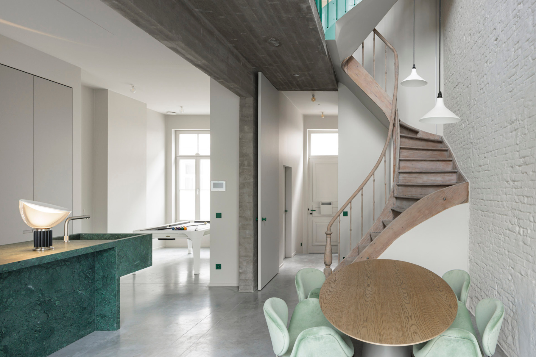 Im&#x20;Sint-Anna-Viertel&#x20;von&#x20;Br&#xFC;gge&#x20;sanierte&#x20;BASIL&#x20;ein&#x20;Stadthaus.&#x20;Sichtbeton,&#x20;Glas&#x20;und&#x20;gezielt&#x20;eingesetzte&#x20;Farben&#x20;kontrastieren&#x20;mit&#x20;historischen&#x20;Elementen.&#x20;Schalter&#x20;von&#x20;Jung&#x20;in&#x20;Vert&#x20;Anglais&#x20;setzen&#x20;innen&#x20;wie&#x20;au&#xDF;en&#x20;Akzente.&#x20;&#xA9;&#x20;Architecture&#x3A;&#x20;BASIL&#x20;architecture&#x20;BV