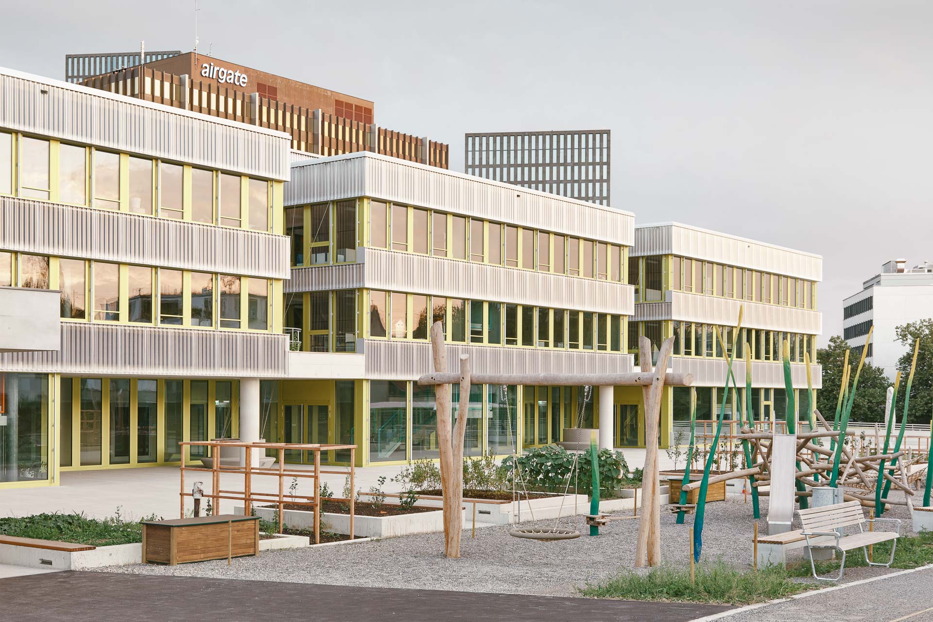 Zur angrenzenden Wohnbebauung strukturieren eingeschnittene H&ouml;fe die Fassade. &copy; Lukas Murer 