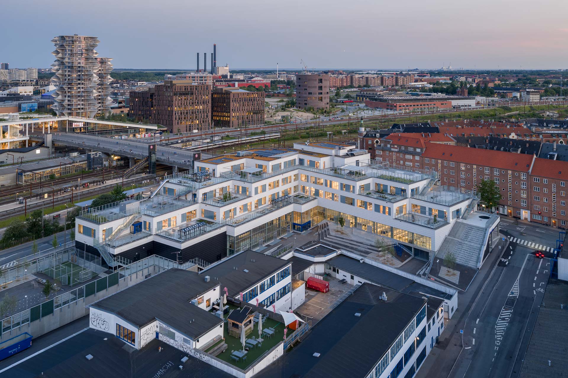 An der Straßenecke im Süden steigt die Gebäudehöhe der Schule bis auf fünf Geschosse an. Drei der Dachebenen stehen für die Schüler als Pausenhof zur Verfügung. © Adam Mørk 