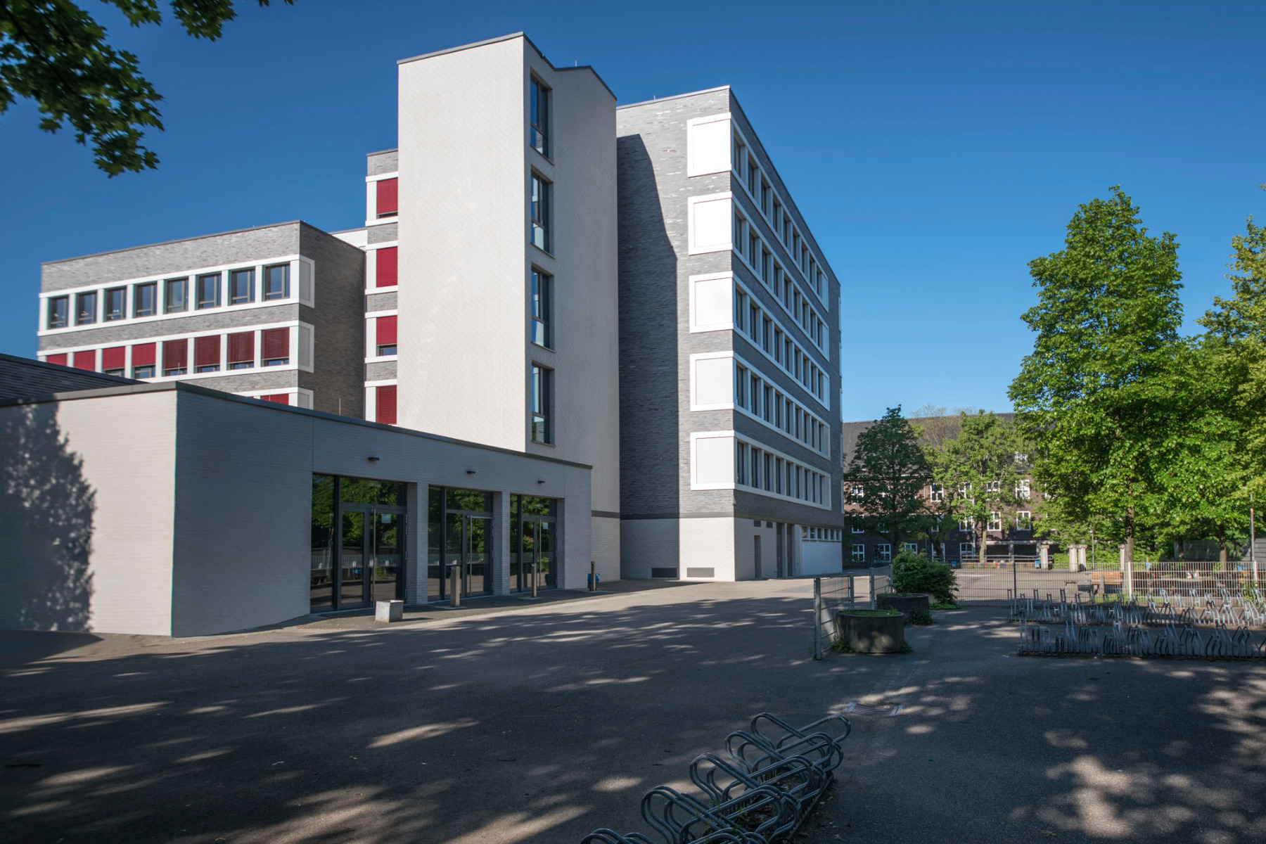 https://detail-cdn.s3.eu-central-1.amazonaws.com/media/catalog/product/0/1/01-schule-muehlheim-an-der-ruhr-huette_nes-architekten-capmo.jpg?width=437&height=582&store=de_de&image-type=image