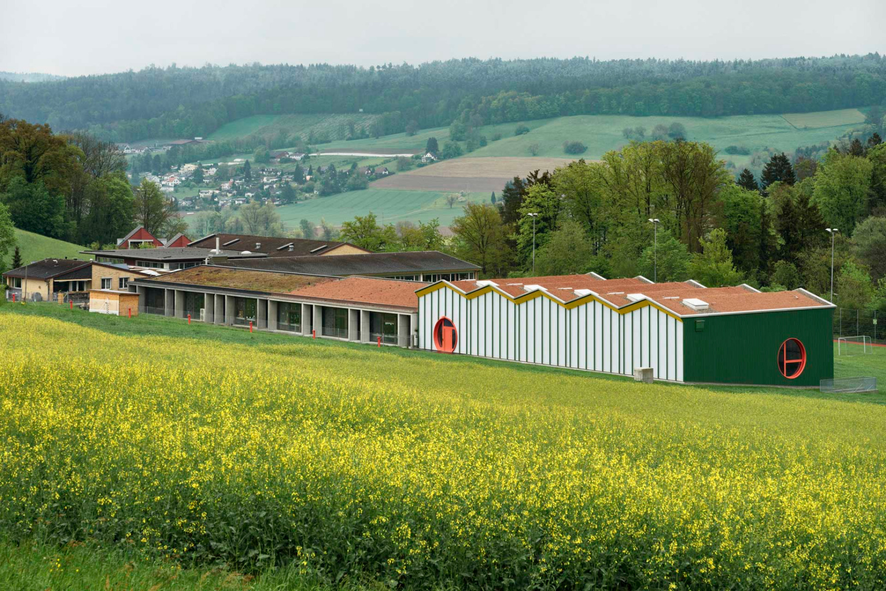 Mit&#x20;der&#x20;Turnhalle&#x20;und&#x20;vier&#x20;neuen&#x20;Klassenzimmern&#x20;hat&#x20;das&#x20;&#xFC;ber&#x20;50&#x20;Jahre&#x20;gewachsene&#x20;Schulhaus&#x20;einen&#x20;vorl&#xE4;ufigen&#x20;Abschluss&#x20;gefunden.&#x20;&#xA9;&#x20;Jason&#x20;Klimatsas
