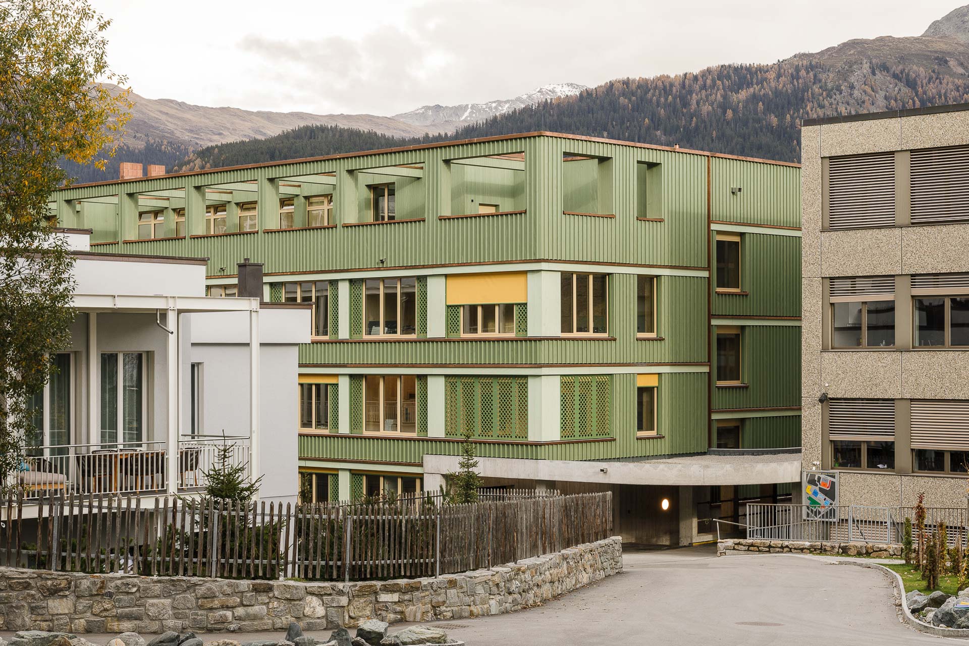 Von außen erscheint das Schulzentrum in Davos von Cura Architekten wie ein Neubau. © Daisuke Hirabayashi