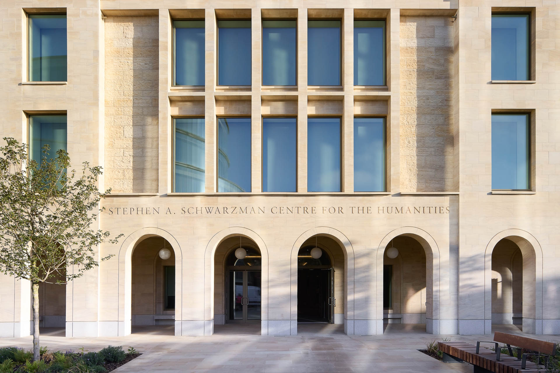 https://detail-cdn.s3.eu-central-1.amazonaws.com/media/catalog/product/0/1/01-schwarzman-centre-oxford-hopkins-architects.jpg?width=437&height=582&store=de_de&image-type=image