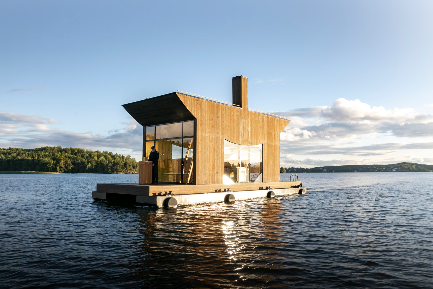 https://detail-cdn.s3.eu-central-1.amazonaws.com/media/catalog/product/0/1/01-schwimmende-sauna-stockholm-sandellsandberg-arkitekter.jpg?width=437&height=582&store=de_en&image-type=image