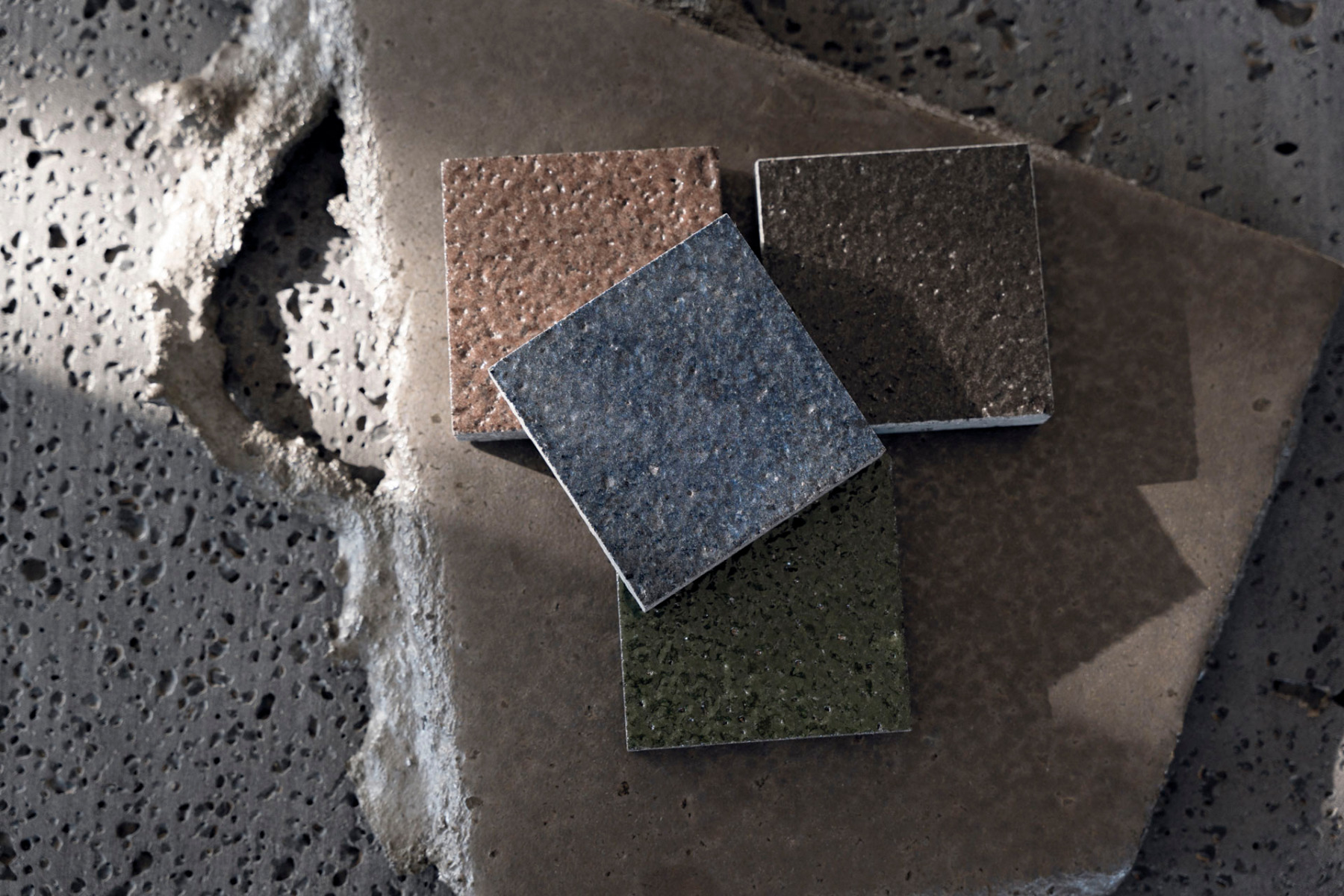 Aus recyceltem Lavagestein entstehen Oberflächen mit charakteristischer Farb- und Texturvielfalt. © Florim