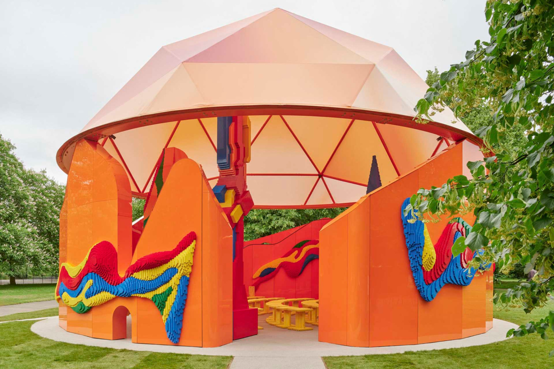 https://detail-cdn.s3.eu-central-1.amazonaws.com/media/catalog/product/0/1/01-sir-peter-cook-serpentine-play-pavilion-london.jpg?width=437&height=582&store=de_de&image-type=image