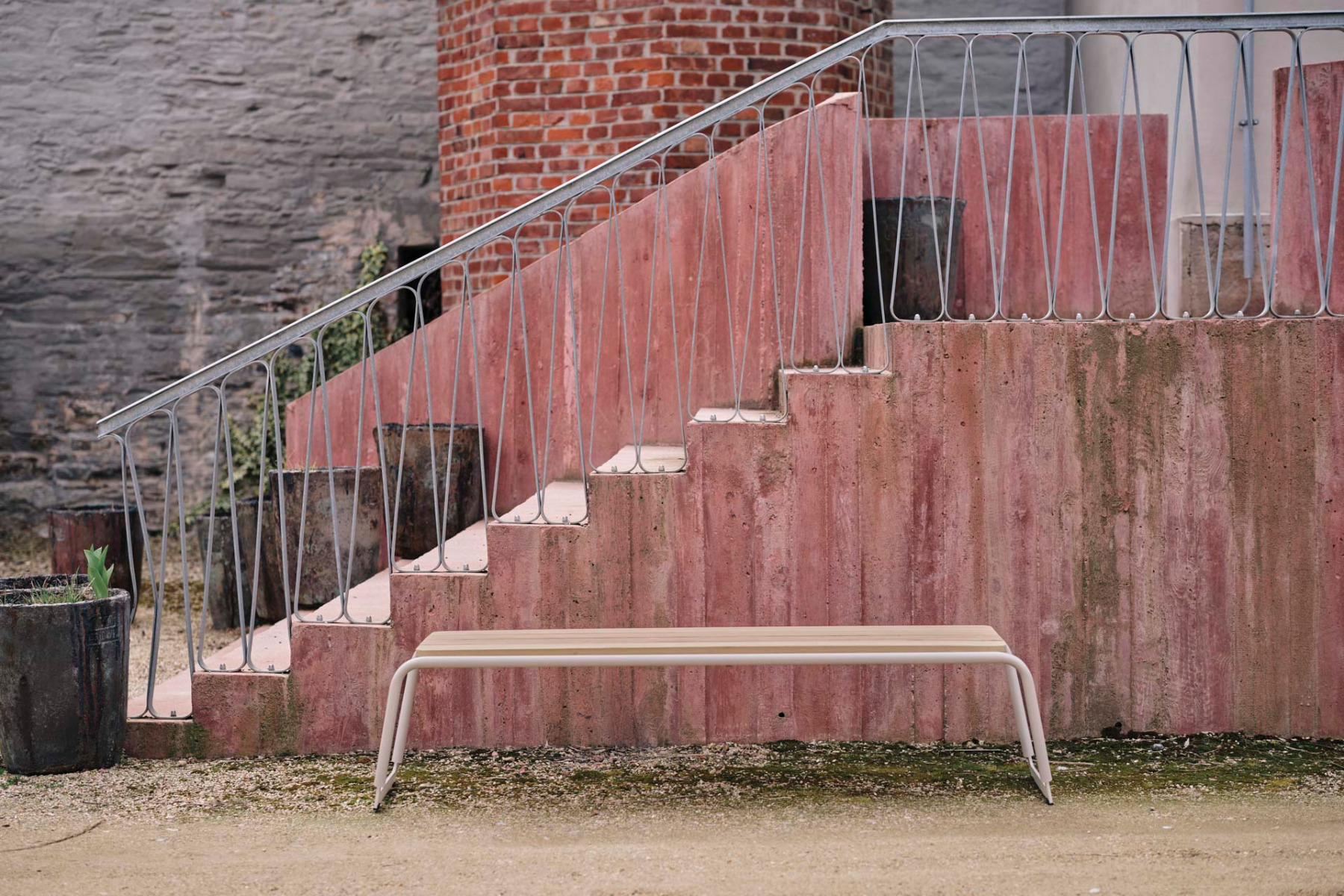 Mit Linfa entwickelt mmcité gemeinsam mit AG&P Greenscape und Cattaneo Design ein Sitzmöbel, das Leichtigkeit mit Stabilität vereint – anpassungsfähig an urbane wie landschaftliche Kontexte. © Vojtěch Veškrna