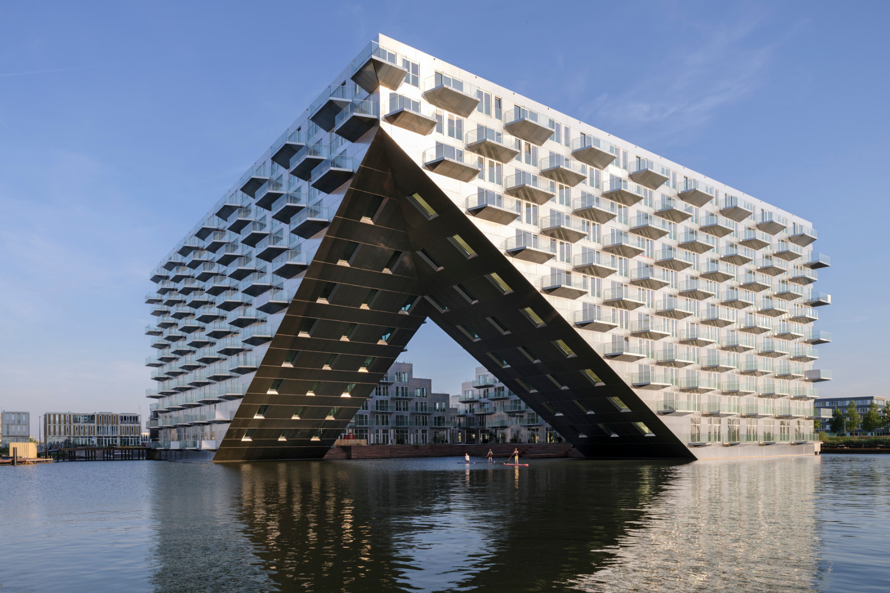 https://detail-cdn.s3.eu-central-1.amazonaws.com/media/catalog/product/0/1/01-sluishuis-amsterdam-barcode-architects-und-big.jpg?width=437&height=582&store=de_de&image-type=image