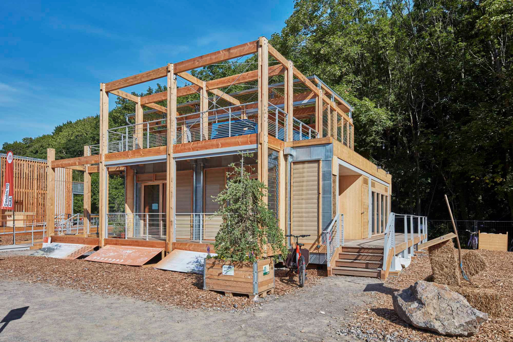 https://detail-cdn.s3.eu-central-1.amazonaws.com/media/catalog/product/0/1/01-solar-decathlon-europe.jpg?width=437&height=582&store=de_de&image-type=image