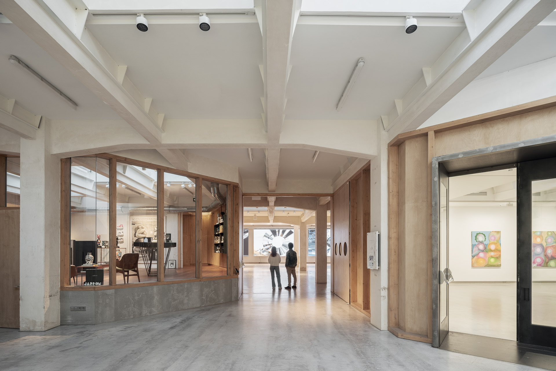 Einbauten aus Holz, Metall und Glas zonieren die ehemalige Halle der Druckerei im Erdgeschoss. &copy; Luis D&iacute;az D&iacute;az