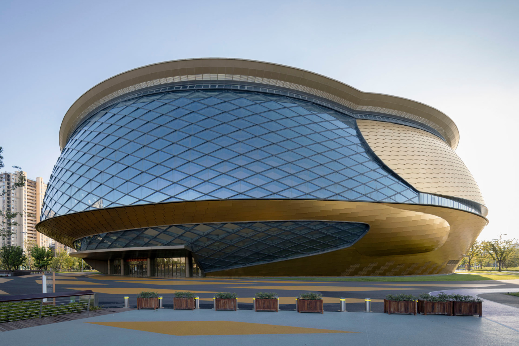 https://detail-cdn.s3.eu-central-1.amazonaws.com/media/catalog/product/0/1/01-sportarena-hangzhou-archi-tectonics.jpg?width=437&height=582&store=de_de&image-type=image