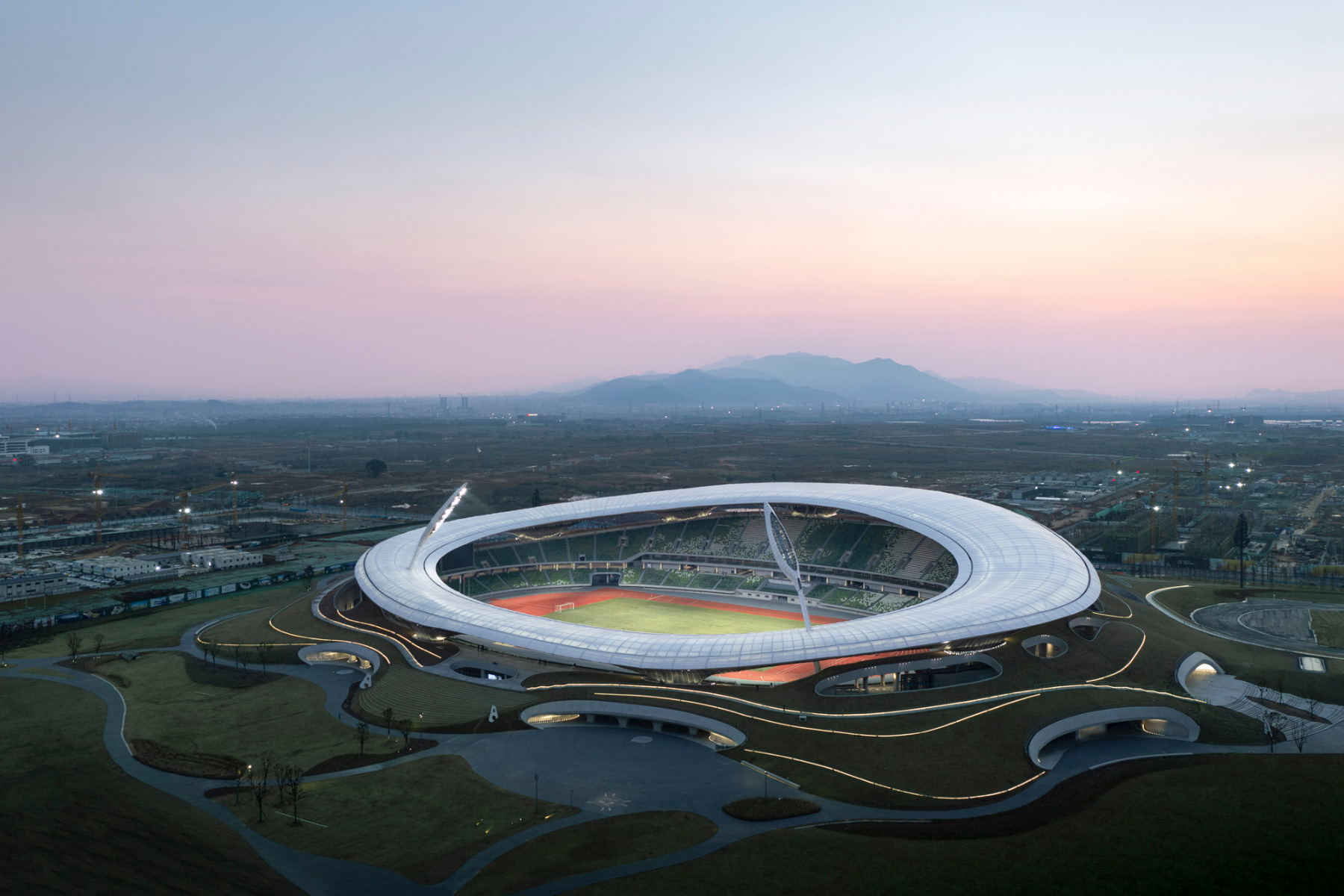 https://detail-cdn.s3.eu-central-1.amazonaws.com/media/catalog/product/0/1/01-stadion-quzhou-mad-architects.jpg?width=437&height=582&store=de_en&image-type=image