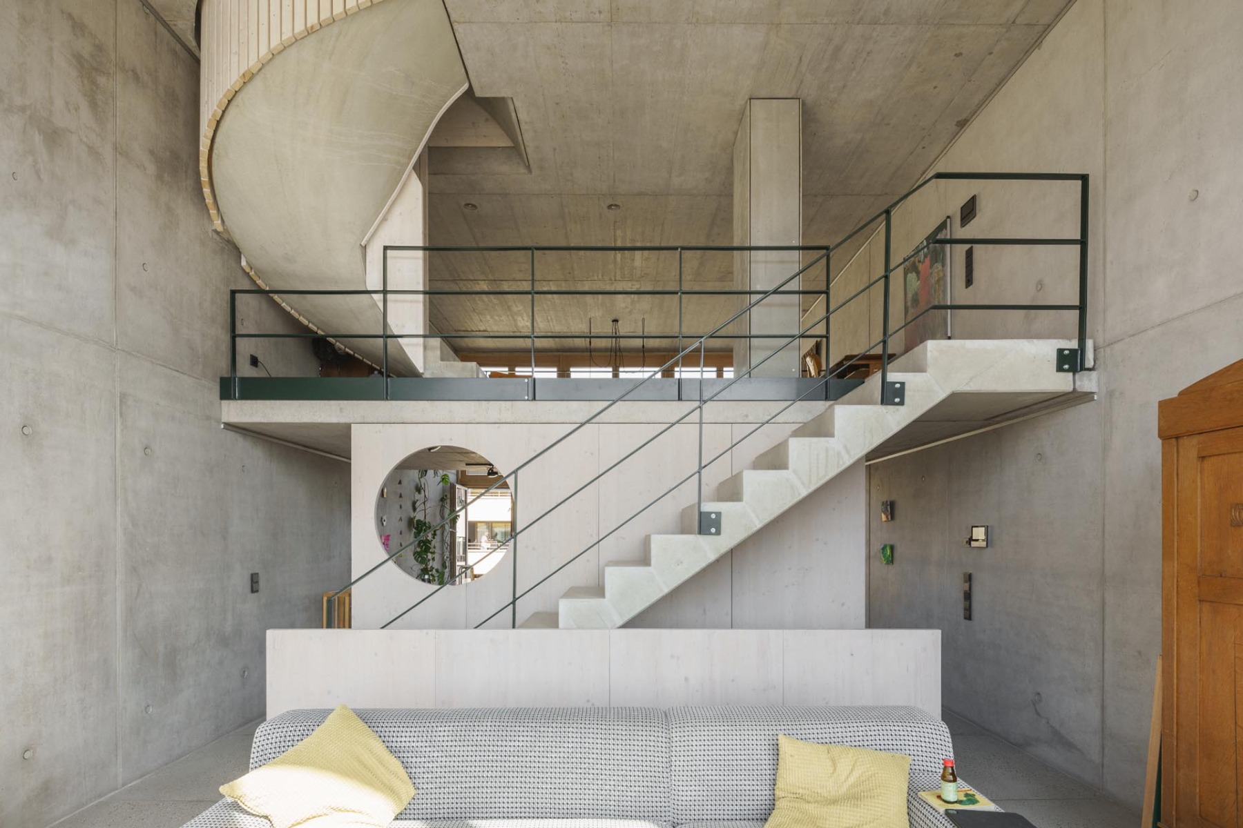 Das neue Stadthaus von Mehr* Architekten zeigt sich ganz in Beton. Unterschiedliche Treppen sorgen für ein interessantes Raumgefüge. © Sebastian Schels 