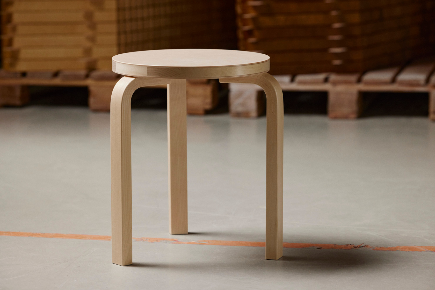 Zum Jubiläum wird der Stool 60 von Alvar Aalto in der Sonderedition Kontrasti hergestellt. © Artek