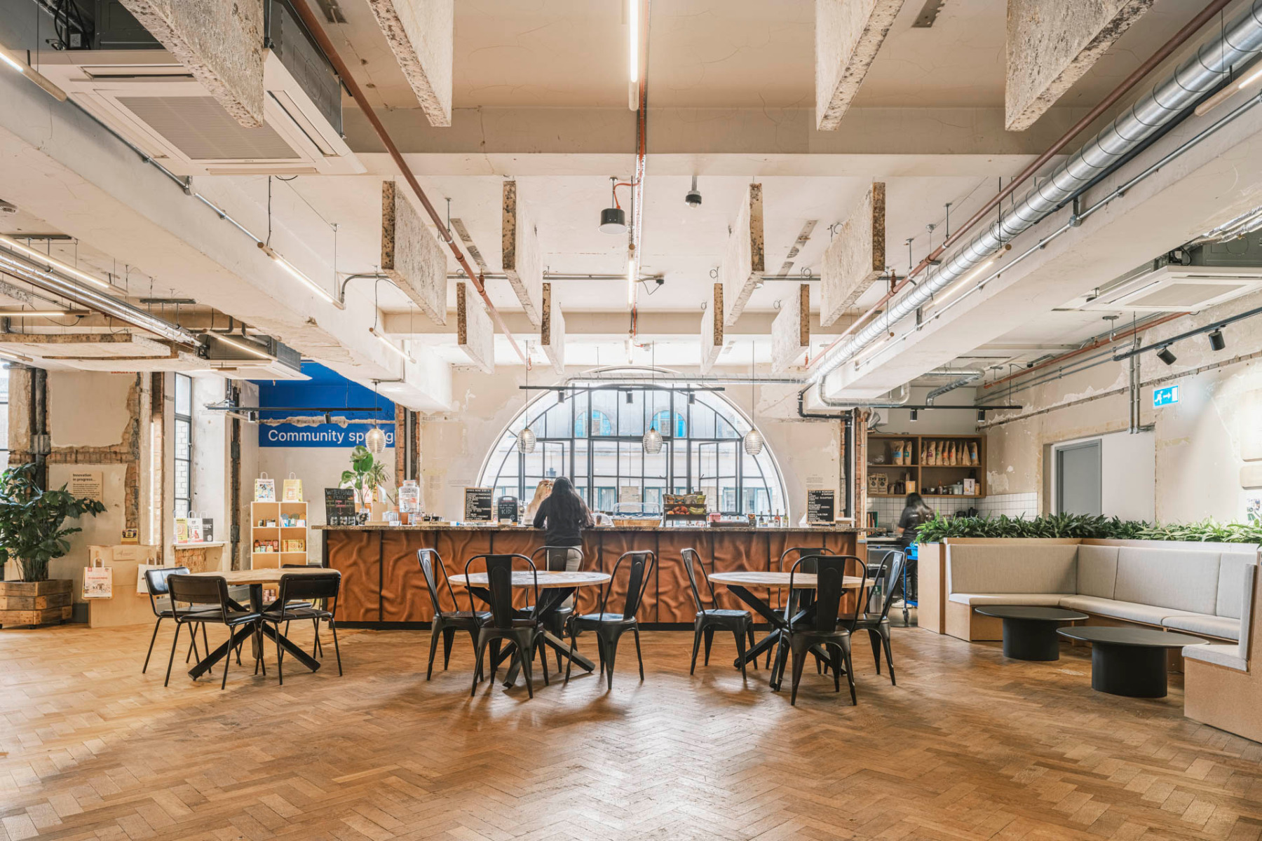 https://detail-cdn.s3.eu-central-1.amazonaws.com/media/catalog/product/0/1/01-sustainable-workspaces-london-material-works-architecture.jpg?width=437&height=582&store=de_en&image-type=image